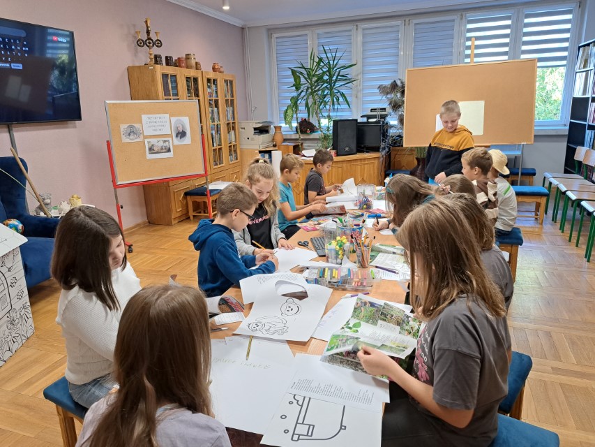 TRZY PO TRZY Z TWÓRCZOŚCIĄ ALEKSANDRA FREDRY W BIBLIOTECE