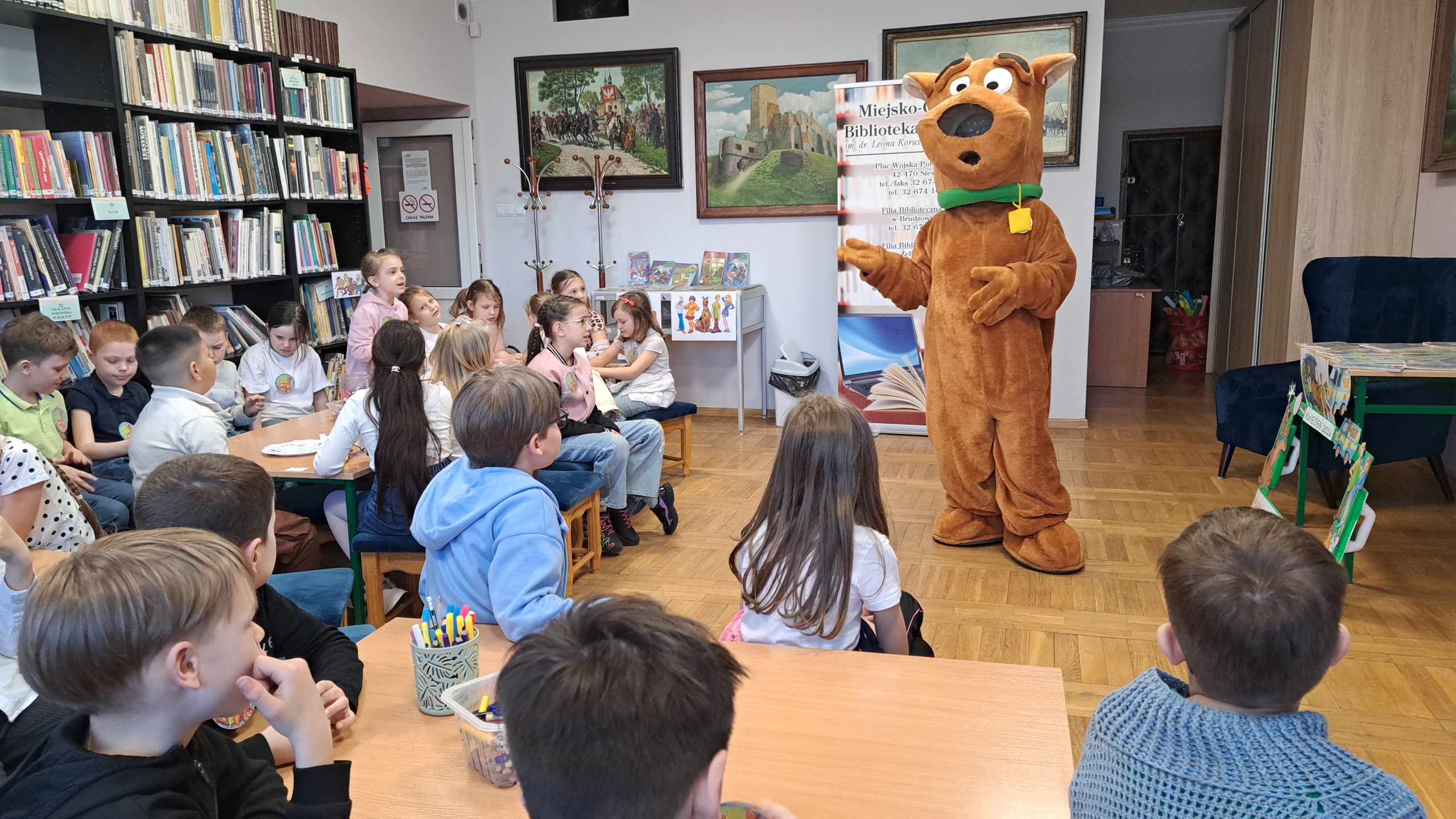 PASOWANIA NA CZYTELNIKA ZE SCOOBY DOO W SIEWIERSKIEJ BIBLIOTECE W ŚWIATOWYM DNIU KSIĄŻKI I PRAW AUTORSKICH