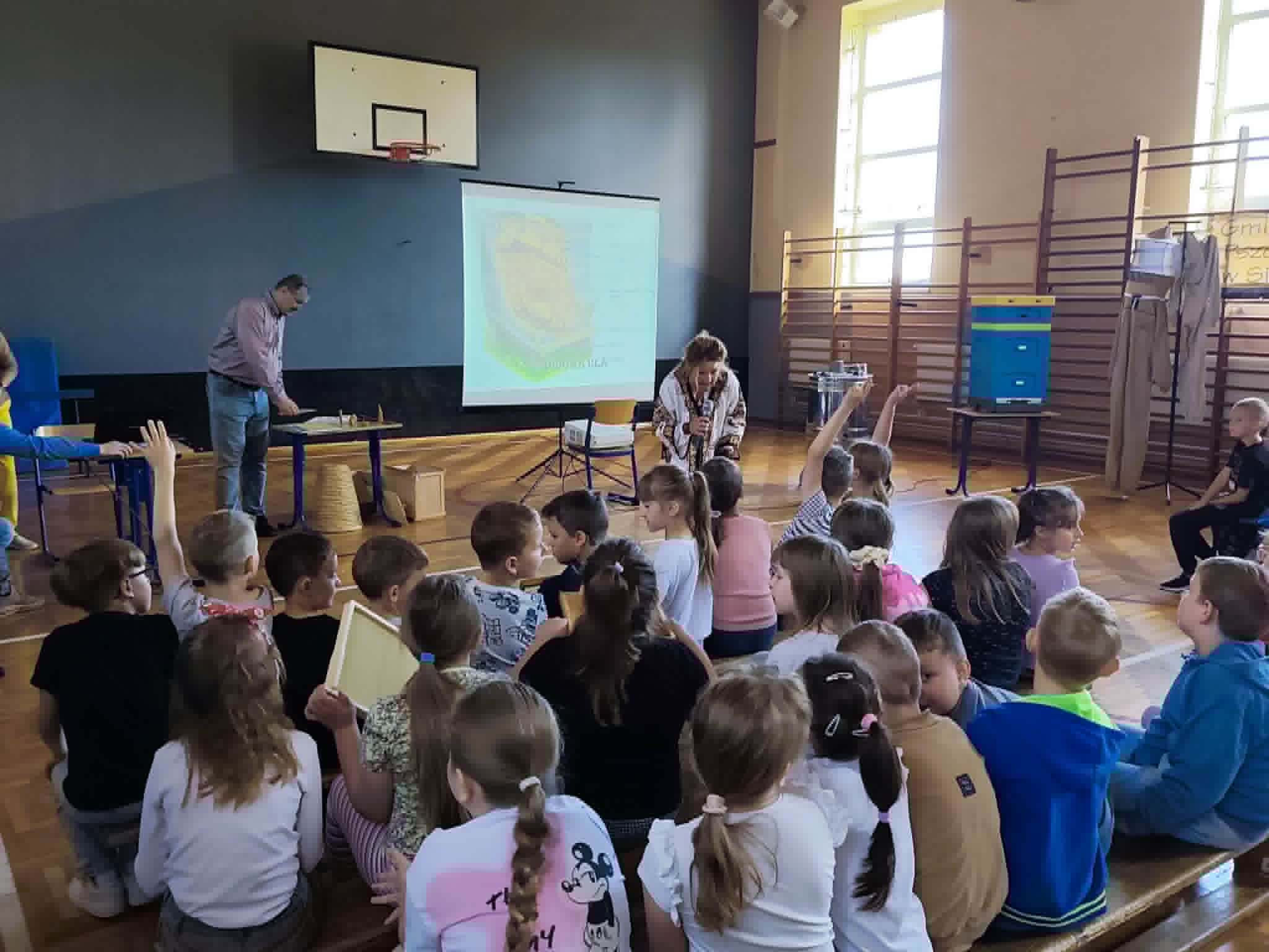 SPOTKANIE Z PSZCZELARZAMI – POZNANIE ŻYCIA PSZCZÓŁ W FILII BIBLIOTECZNEJ W ŻELISŁAWICACH SPOTKANIE Z PSZCZELARZAMI – POZNANIE ŻYCIA PSZCZÓŁ W FILII BIBLIOTECZNEJ W ŻELISŁAWICACH