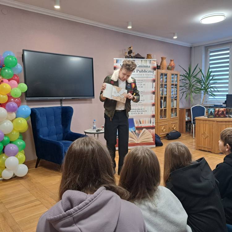 SPOTKANIE AUTORSKIE Z MATEUSZEM CETNARSKIM DLA MŁODZIEŻY W SIEWIERSKIEJ BIBLIOTECE