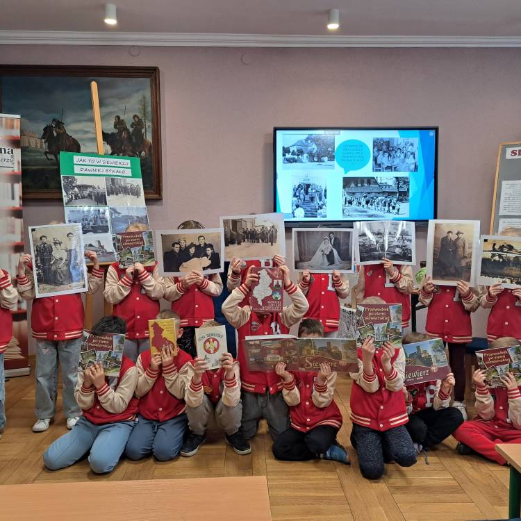DZIECI Z PRZEDSZKOLA PUBLICZNEGO POZNAWAŁY HISTORIĘ SWOJEJ MAŁEJ OJCZYZNY W BIBLIOTECE