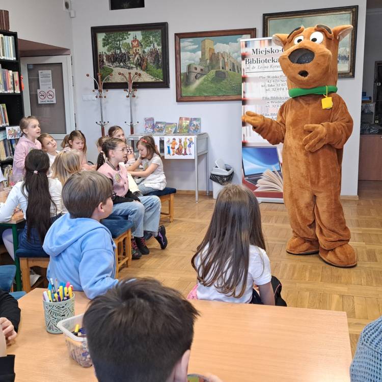 PASOWANIA NA CZYTELNIKA ZE SCOOBY DOO W SIEWIERSKIEJ BIBLIOTECE W ŚWIATOWYM DNIU KSIĄŻKI I PRAW AUTORSKICH
