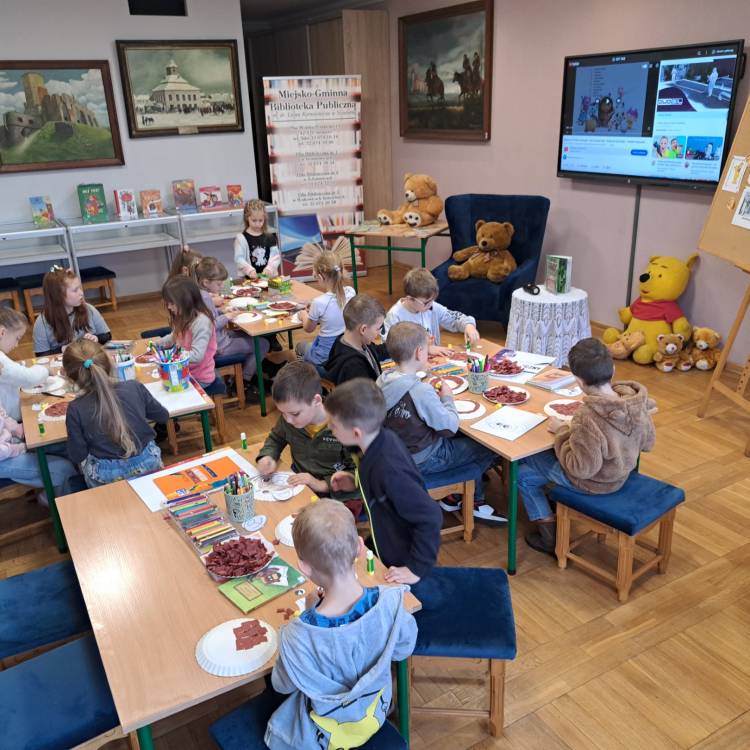 PORANEK Z MISIEM CZARNYM NOSKIEM W SIEWIERSKIEJ BIBLIOTECE