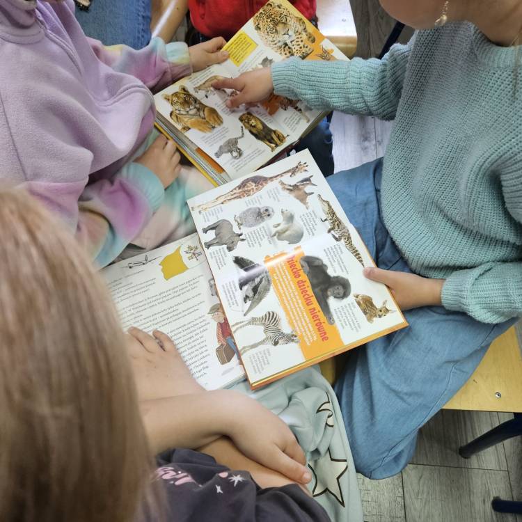 TYDZIEŃ BIBLIOTEK 2025 POD HASŁEM - BIBLIOTEKA. LUBIĘ TU BYĆ LEKCJA BIBLIOTECZNA 