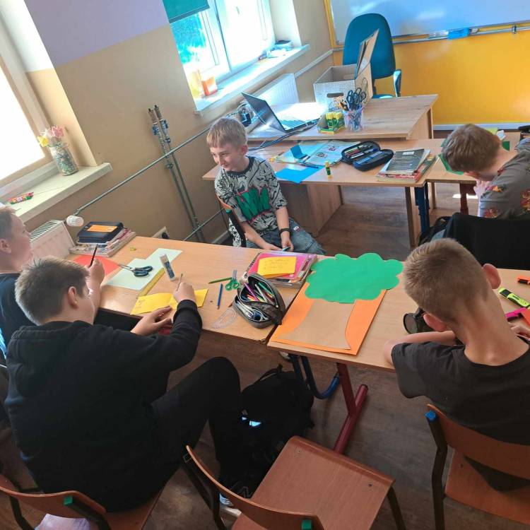 Z okazji Dnia Bibliotek Biblioteka w Brudzowicach zorganizowała lekcję z klasą IV oraz V Szkoły podstawowej pt.” Jak powstaje książka”.